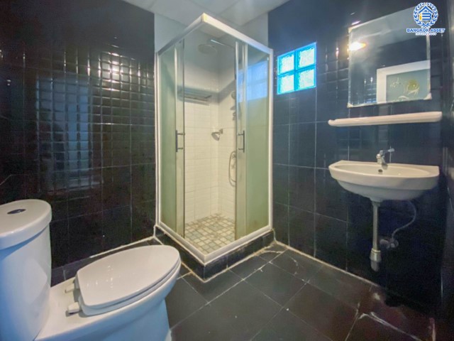 ทาวน์เฮ้าส์มือสองย่านนนทบุรี ม.ศิริชัย1 พิบูลสงคราม 22 บนเนื้อที่ 18.1 ตร.ว. ฟังก์ชัน 3 ห้องนอน 2 ห้องน้ำ 1 ที่จอดรถ แถมฟรี! 4 เครื่องปรับอากาศ ทำเลเดินทางสะดวก สิ่งอำนวยความสะดวกเพียบ ใกล้จุดขึ้นทางด่วน "ศรีรัช" และรถไฟฟ้าสถานี "แยกติวานนท์"...